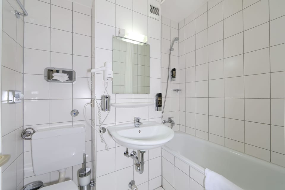 Combined shower/tub, eco-friendly toiletries, hair dryer, towels