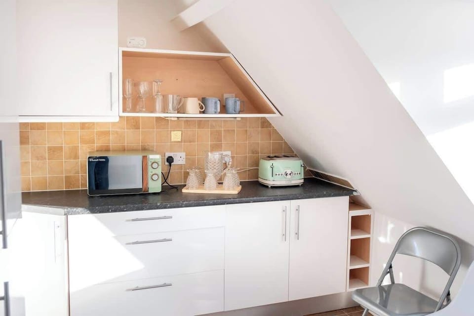 Modern, fully equipped kitchen with oven, hob, microwave, toaster and all essentials — perfect for cooking and longer stays.”