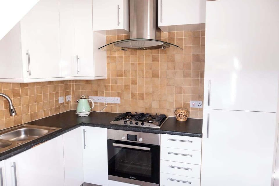 Modern, fully equipped kitchen with oven, hob, microwave, toaster and all essentials — perfect for cooking and longer stays.”