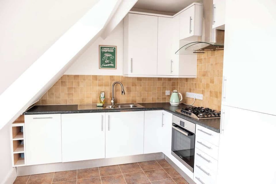Modern, fully equipped kitchen with oven, hob, microwave, toaster and all essentials — perfect for cooking and longer stays.”