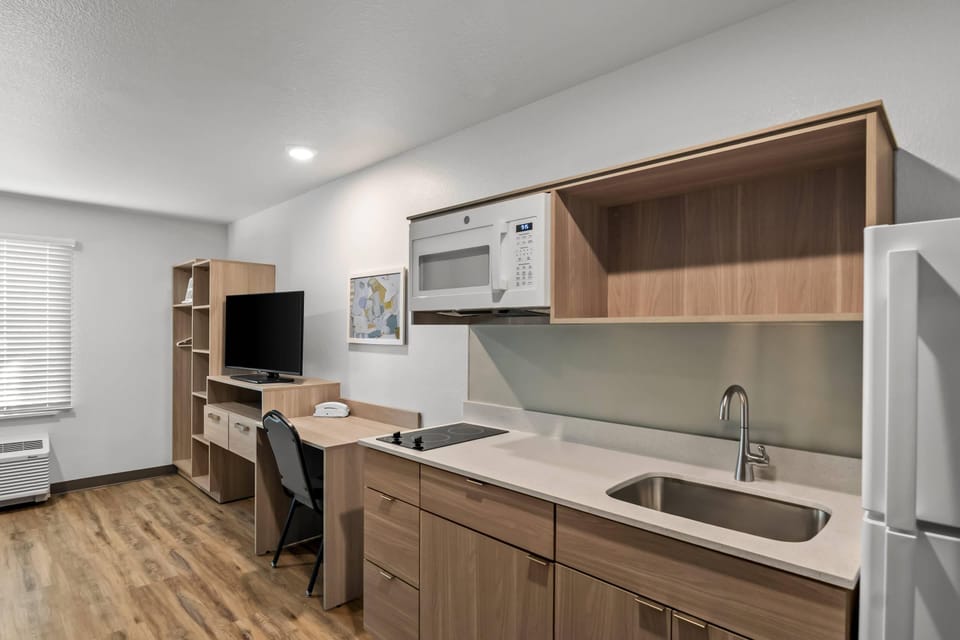 Suite, 1 Queen Bed, Non Smoking | Free WiFi, bed sheets
