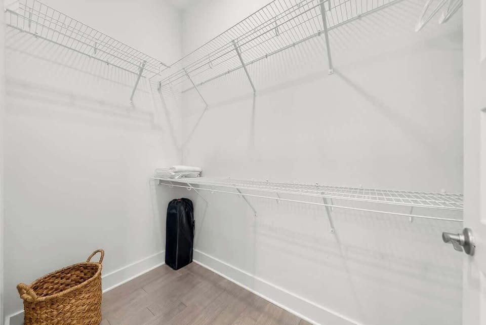 Ensuite walk-in closet