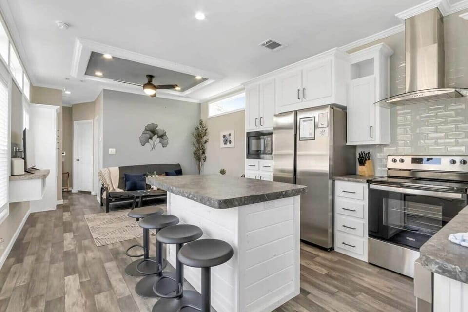 House, 1 Queen Bed with Sofa bed, Patio (Byrd 5 Little Byrd House) | Private kitchen | Coffee/tea maker