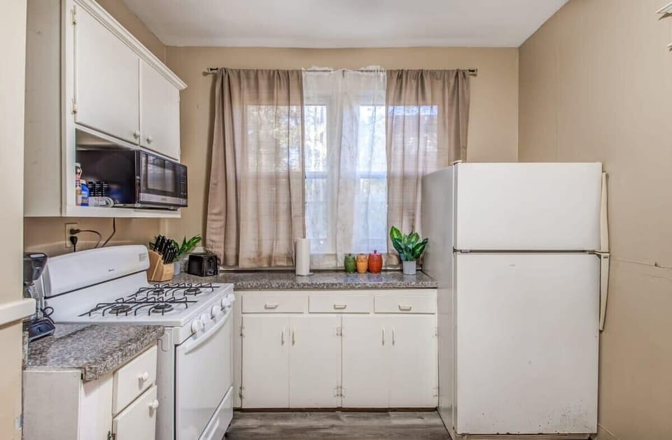 House, Multiple Beds, Patio, Garden View (Avalon Nest Downstairs) | Private kitchen | Coffee/tea maker