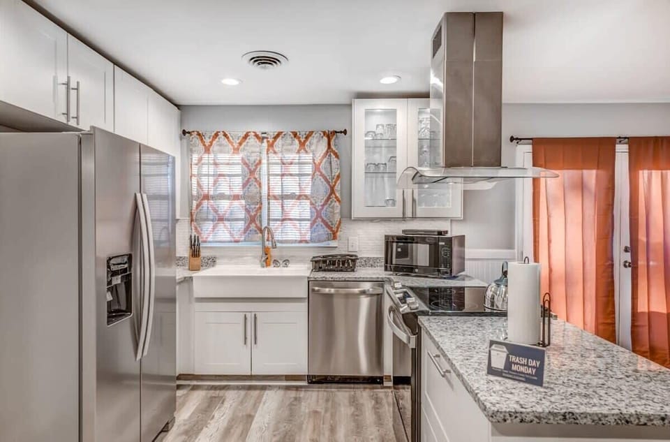 House, Multiple Beds, Patio, Garden View (Quince Cottage) | Private kitchen | Coffee/tea maker