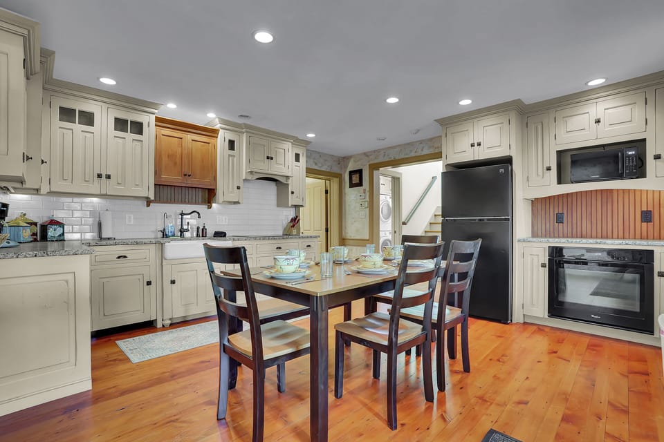 This fully-equipped kitchen is perfect for dinners in so that you do not have to leave the house!