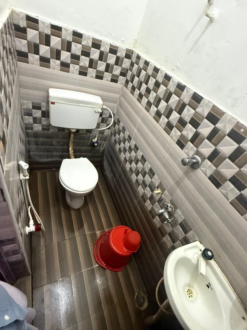 Economy Double Room | Bathroom | Soap, shampoo
