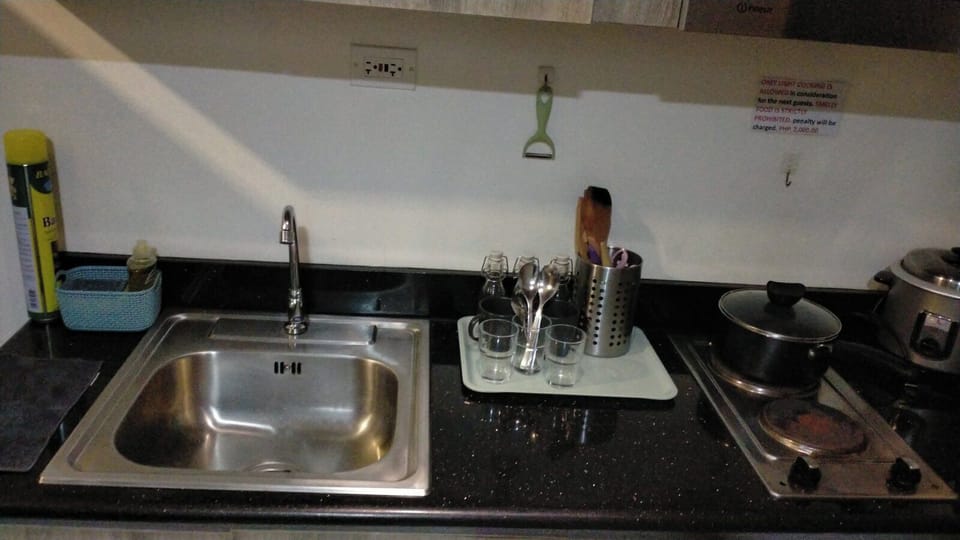 Private kitchen | Mini-fridge, stovetop, cookware/dishes/utensils