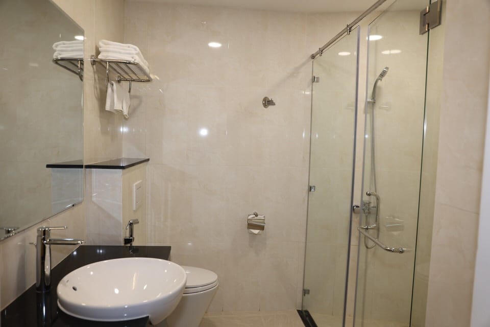 Luxury Suite, City View | Bathroom