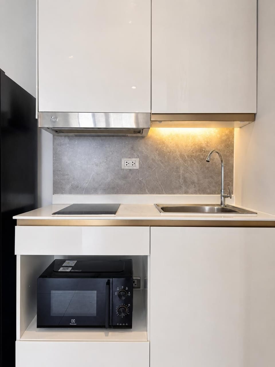 Fridge, microwave, stovetop, cookware/dishes/utensils