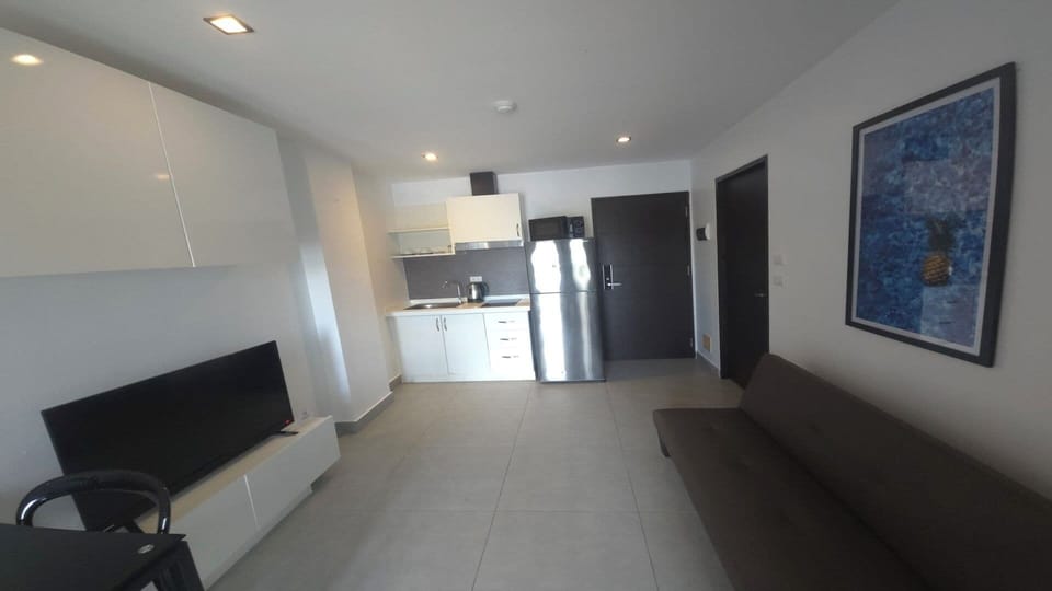 Apartment, Balcony, City View | Living area