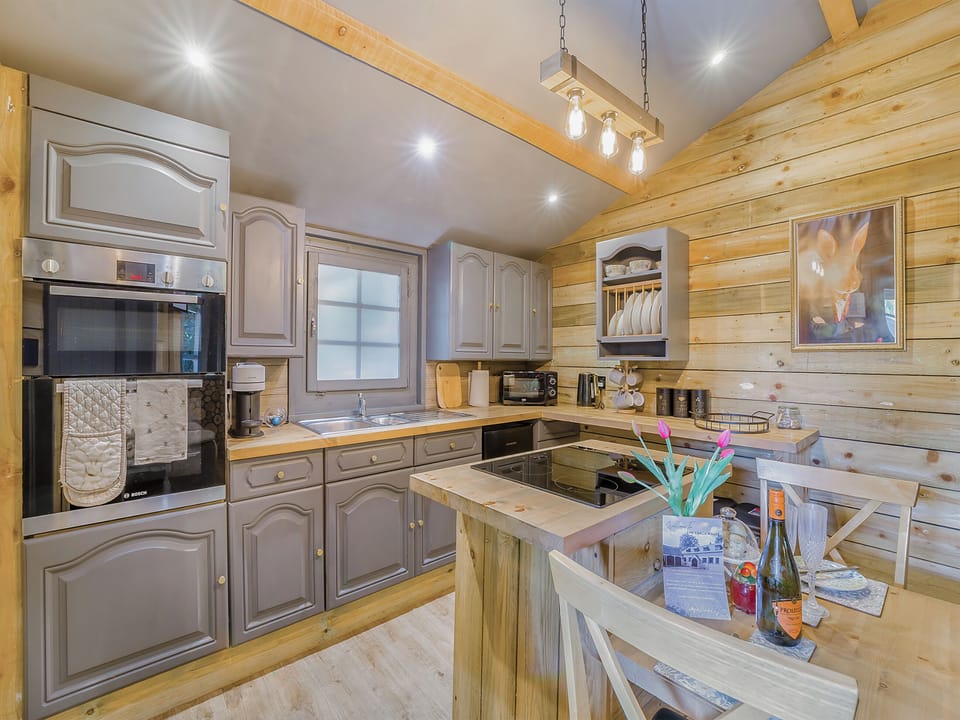 Kitchen/diner | The Lodge - Coach House Holidays, Ringwood, New Forest