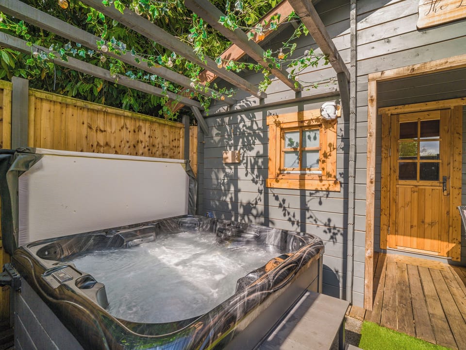 Hot tub | The Lodge - Coach House Holidays, Ringwood, New Forest