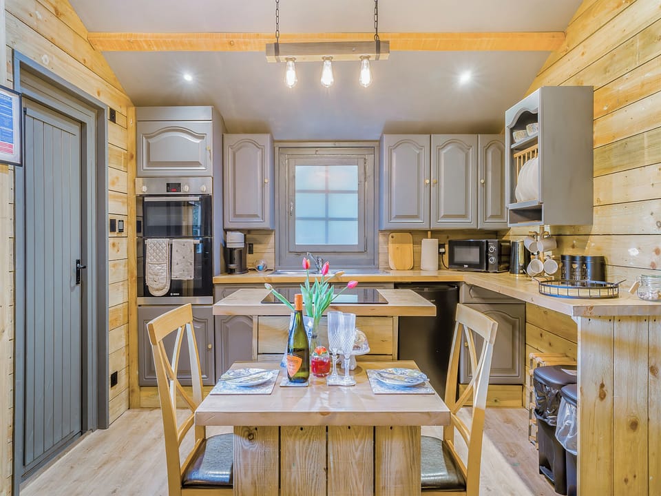 Kitchen/diner | The Lodge - Coach House Holidays, Ringwood, New Forest