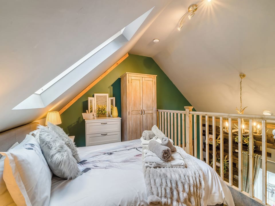 Double bedroom | Coachmans Cottage - Coach House Holidays Ltd, Ringwood, New Forest