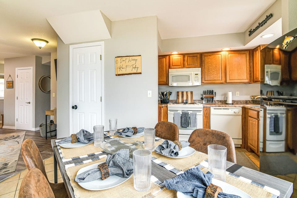 Dining Area | Dishware/Flatware Provided | 1st Floor