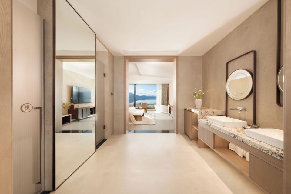 Executive Room | Premium bedding, down comforters, pillowtop beds, minibar (free items)