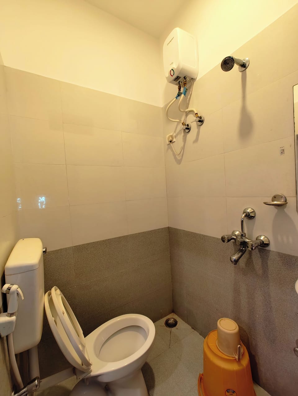 Single Room | Bathroom | Shower, rainfall showerhead, free toiletries, towels