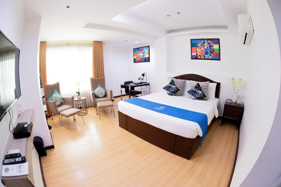 Suite | Desk, rollaway beds, bed sheets