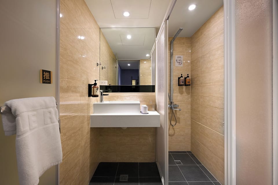 Executive Suite, 2 Double Beds | Bathroom | Hair dryer, towels, shampoo, toilet paper