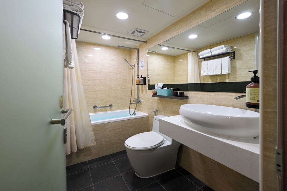 Deluxe Quadruple Room | Bathroom | Hair dryer, towels, shampoo, toilet paper
