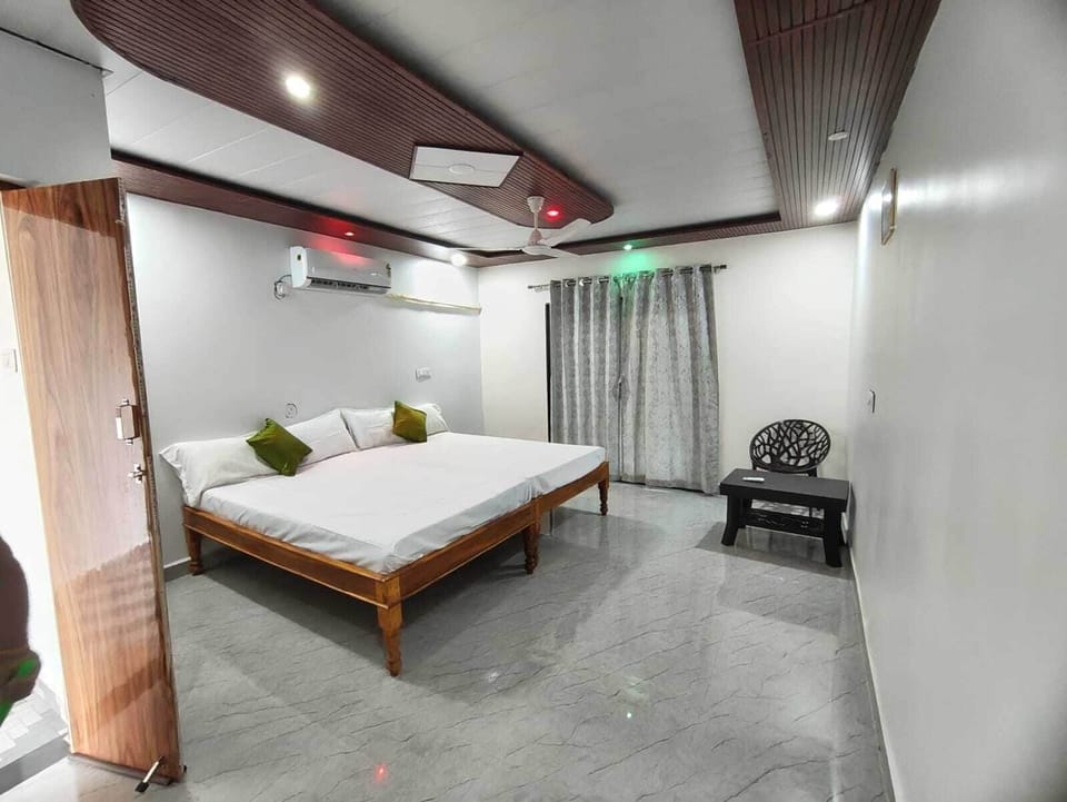 Deluxe Double or Twin Room, Garden View | Laptop workspace, WiFi (free)