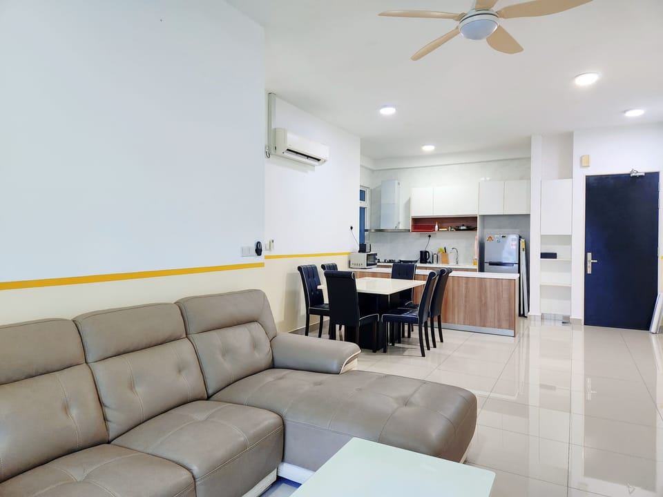 Apartment, 3 Bedrooms, Balcony, City View | Interior