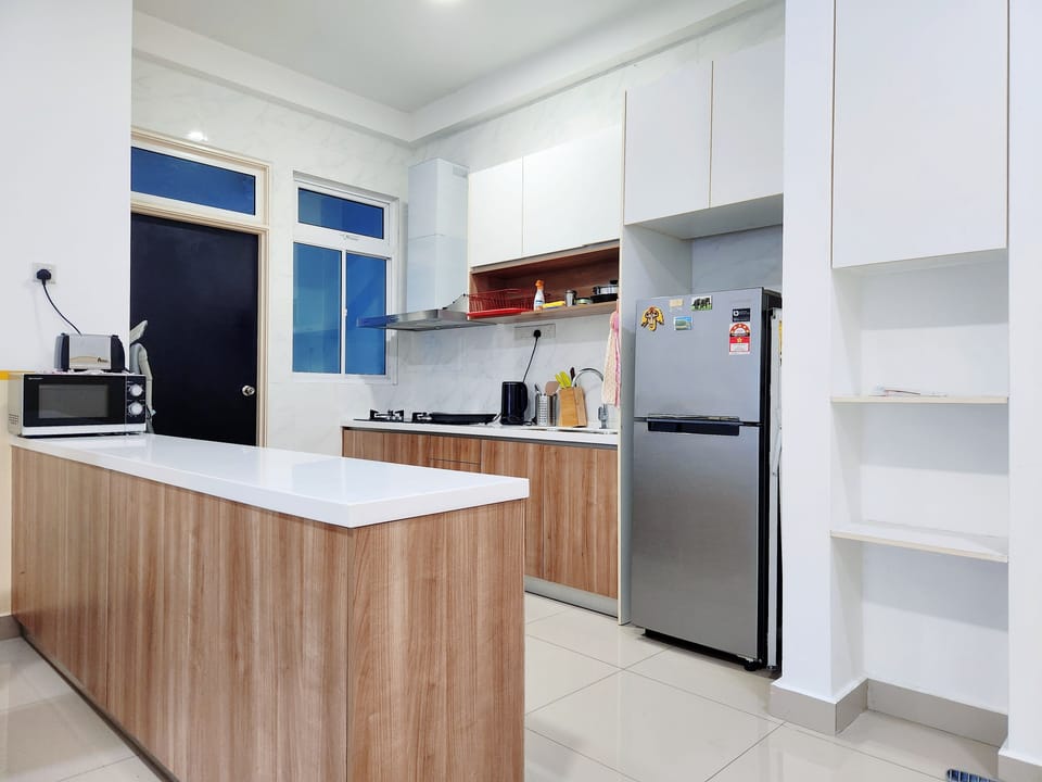 Apartment, 3 Bedrooms, Balcony, City View | Microwave