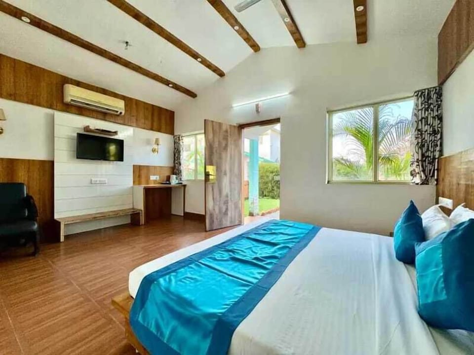 Executive Triple Room, Garden View | Desk
