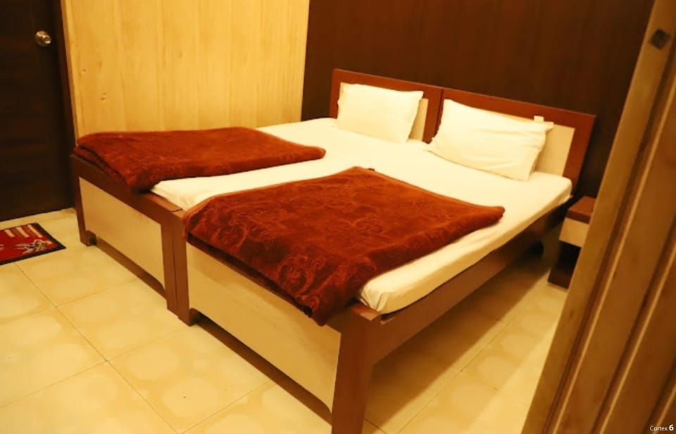 Hypo-allergenic bedding, desk, free WiFi, bed sheets