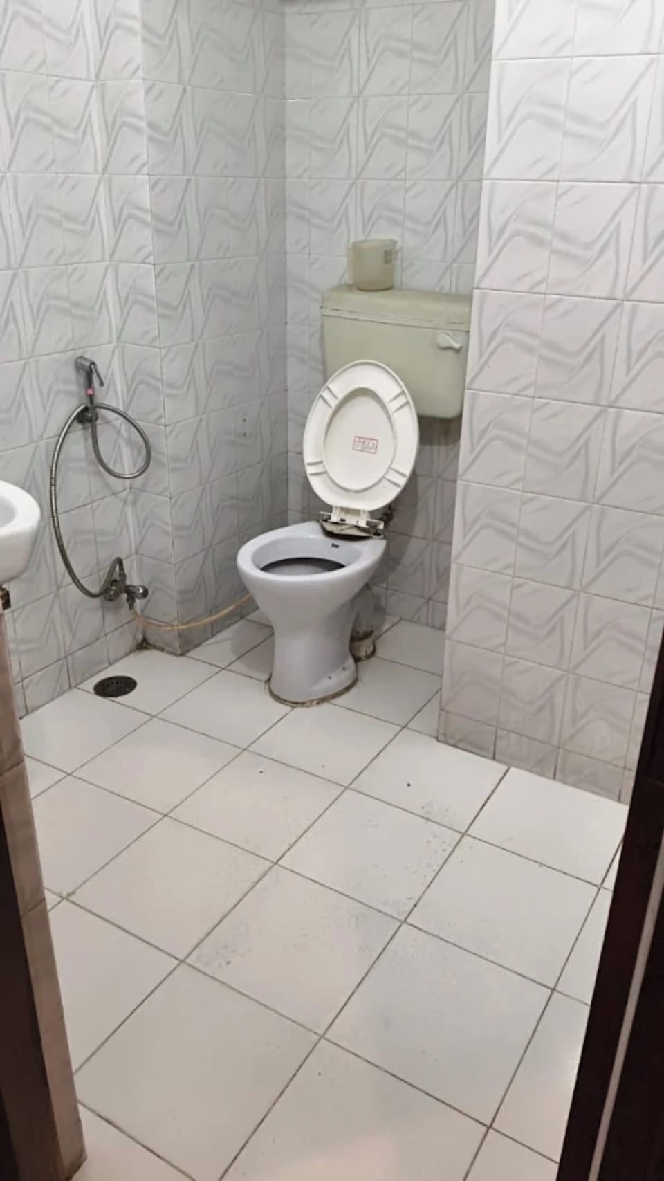Shower, rainfall showerhead, free toiletries, towels
