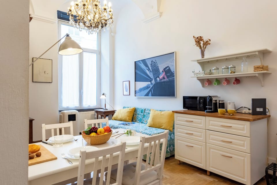 Standard Apartment, Multiple Bedrooms (Central Apartment Porta Soprana) | Living area | 21-inch flat-screen TV with cable channels