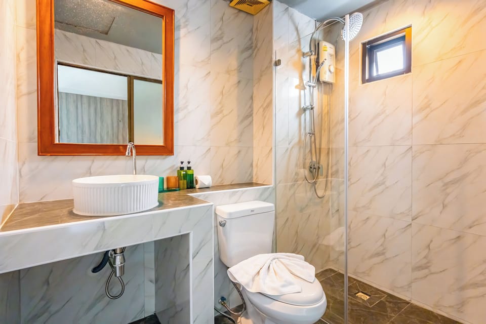 Shower, free toiletries, hair dryer, bidet