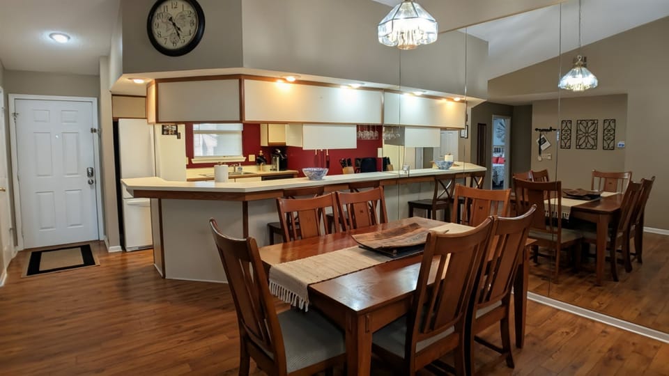 Dining area with seating for 6 with 2 stools at counter