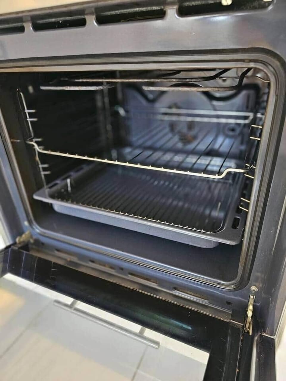 Electric oven and gas hob