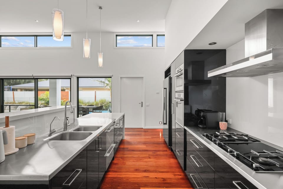 Modern elegance in the kitchen! Enjoy cooking in this stylish space