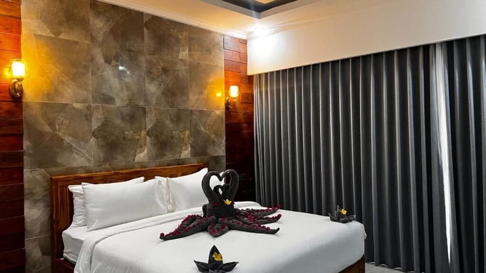 Basic Double Room, Balcony, Courtyard View | In-room safe, desk, soundproofing, WiFi (free)