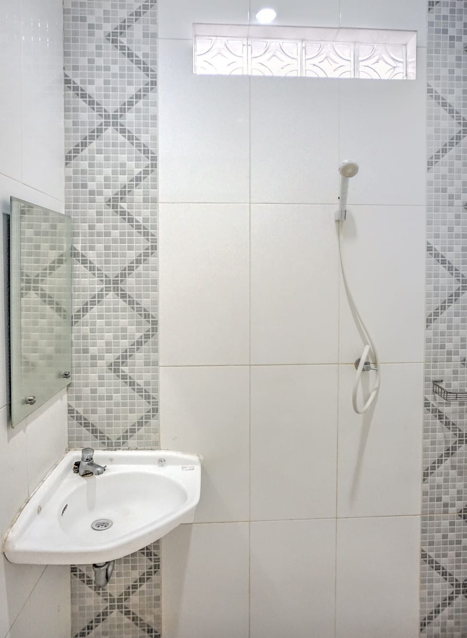 Deluxe Double Room | Bathroom | Shower, towels, soap, shampoo