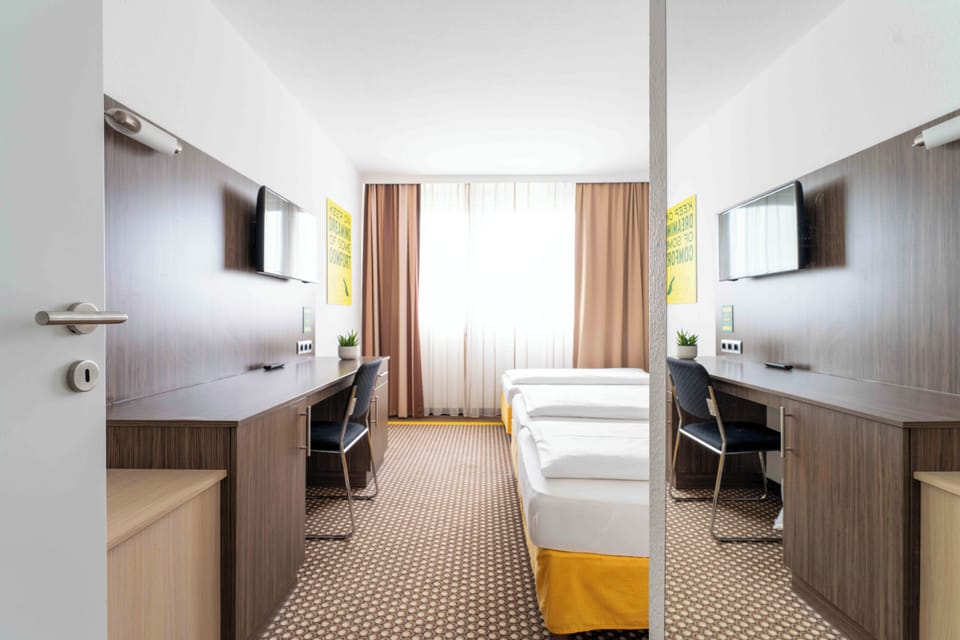 Triple Room | In-room safe, desk, laptop workspace, free WiFi