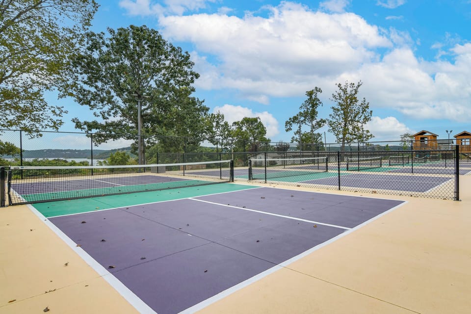 Table Rock Lake Retreat: Steps to Water & Pools! Apartment in Kimberling City