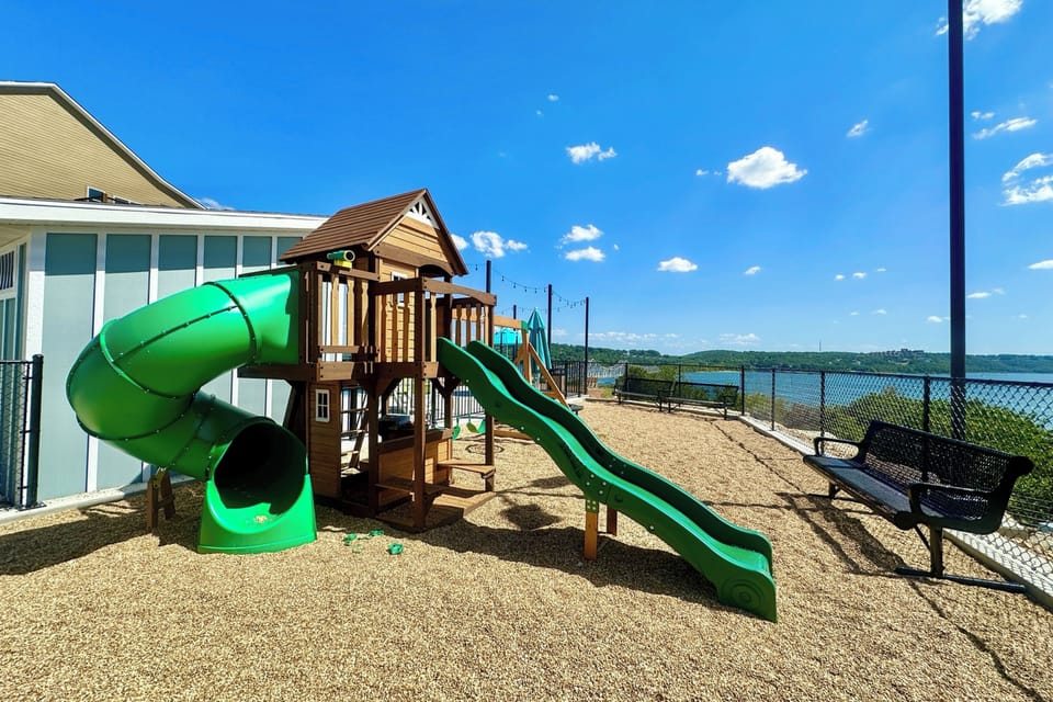Table Rock Lake Retreat: Steps to Water & Pools! Apartment in Kimberling City