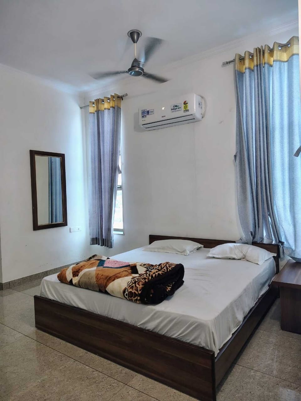 Deluxe Room, Air conditioning | Desk, rollaway beds (surcharge), bed sheets