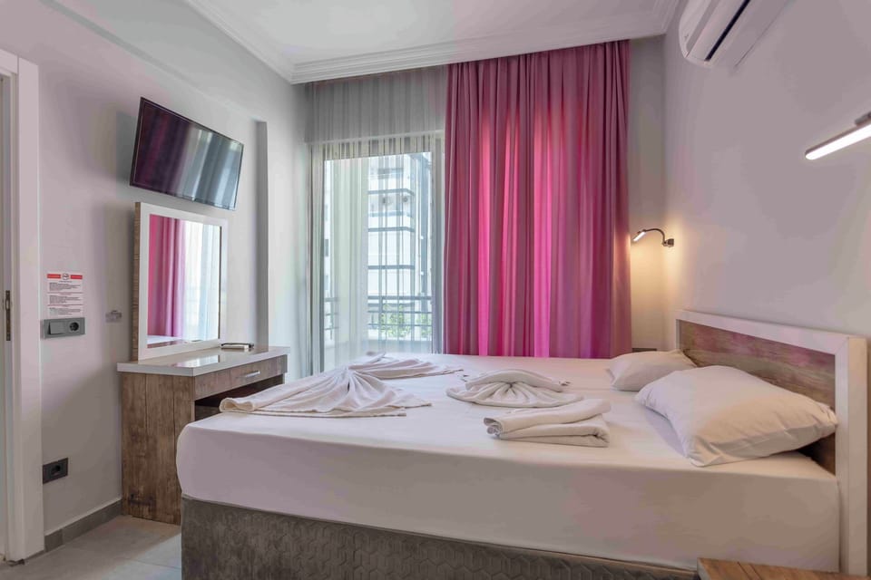 Standard Room | Hypo-allergenic bedding, iron/ironing board, free WiFi
