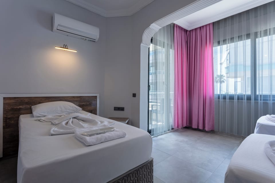Standard Room | Hypo-allergenic bedding, iron/ironing board, free WiFi