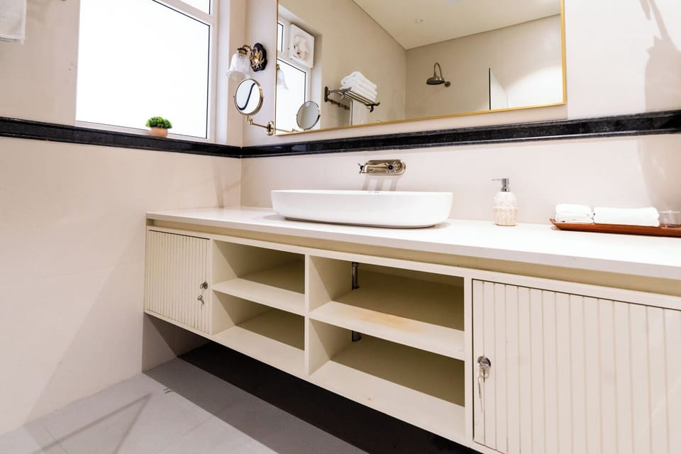 Suite | Bathroom | Shower, rainfall showerhead, free toiletries, slippers