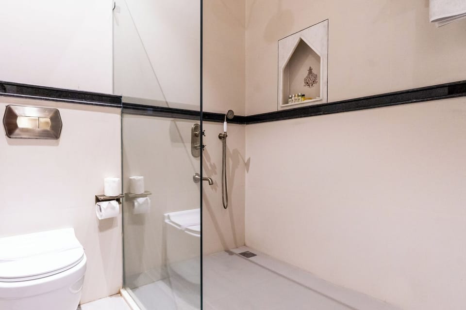Suite | Bathroom | Shower, rainfall showerhead, free toiletries, slippers