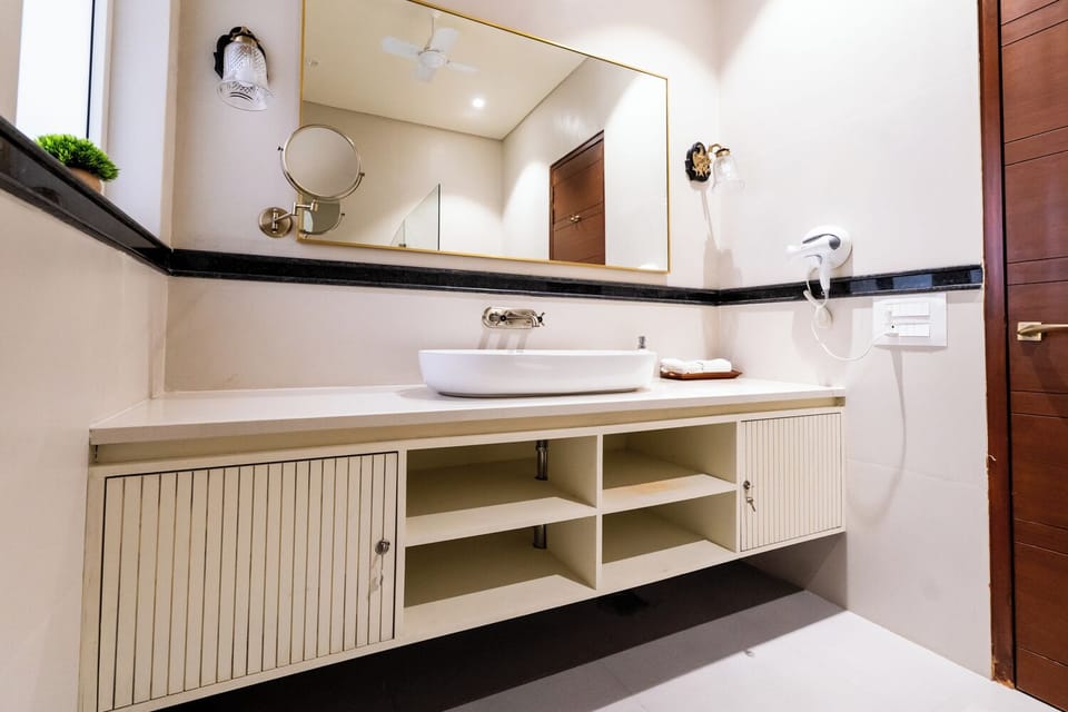 Senior Suite, Patio, City View | Bathroom | Shower, rainfall showerhead, free toiletries, slippers