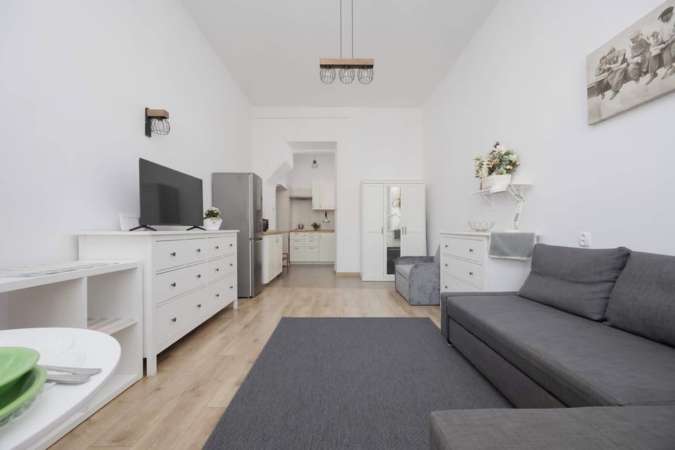 The living area with a TV and sofa invites you to enjoy quality time together in comfort.