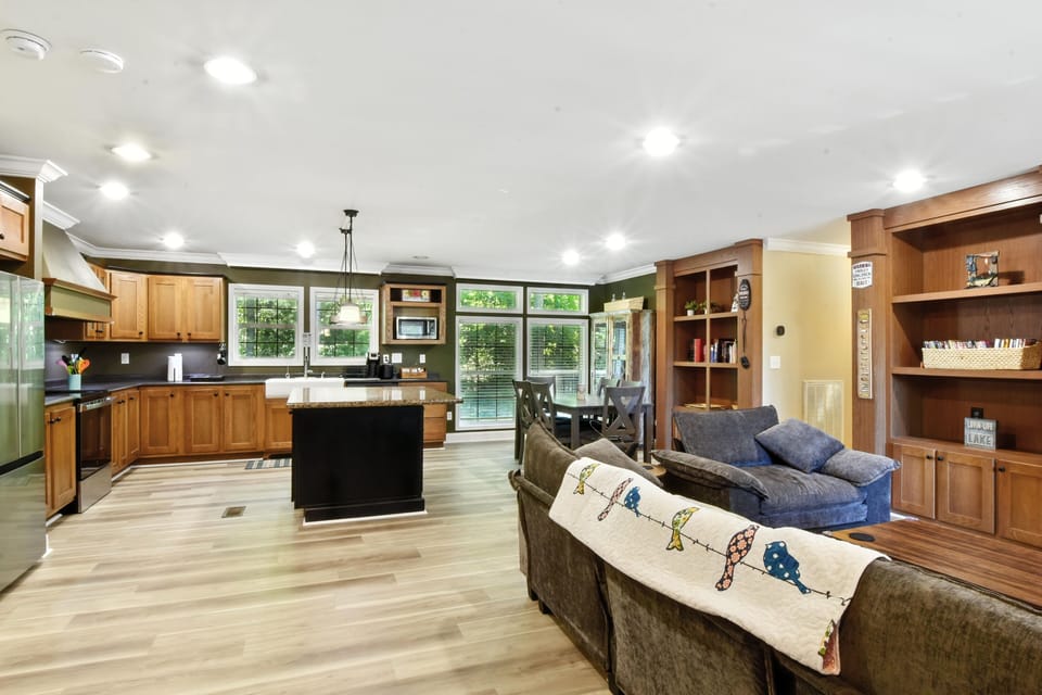 Cabin, 3 Bedrooms | Living area | Smart TV, streaming services