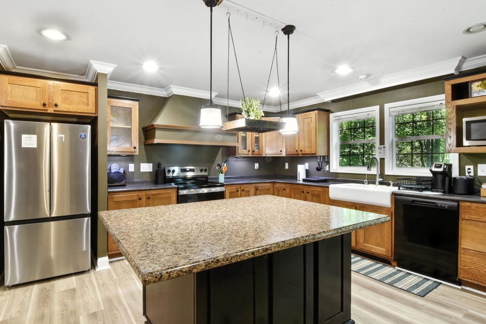 Cabin, 3 Bedrooms | Private kitchen | Coffee/tea maker, fridge, oven, toaster